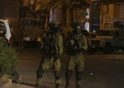 الاحتلال يعتقل مواطنا من الخليل ومستوطنون يقتحمون بلدة دورا