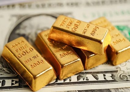 الذهب ينخفض لكنه يتجه لأفضل مكاسب شهرية منذ 1980