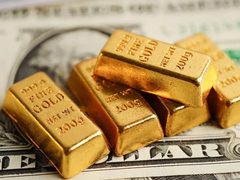 الذهب ينخفض لكنه يتجه لأفضل مكاسب شهرية منذ 1980