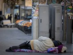 العرب والحريديم يشكلون الغالبية: مليونا إسرائيلي تحت خط الفقر