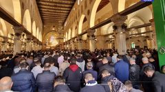 70 ألفا يؤدون صلاة الجمعة في المسجد الأقصى