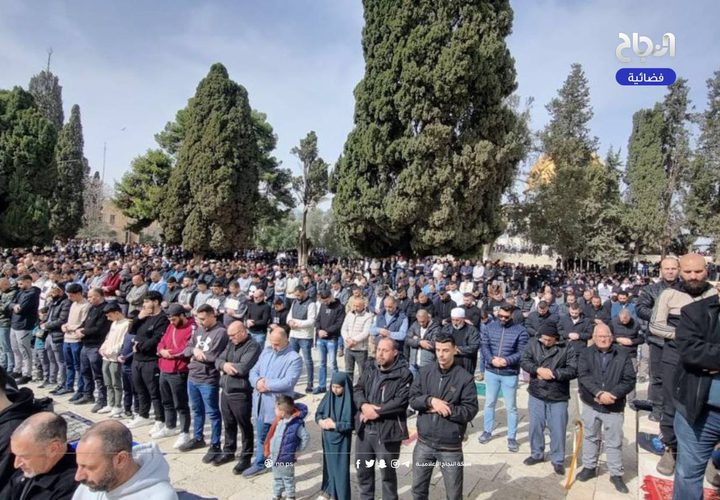 70 ألفا يؤدون صلاة الجمعة في المسجد الأقصى