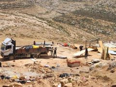 مستوطنون يجبرون عائلة على الرحيل من قرية العوجا شمال أريحا