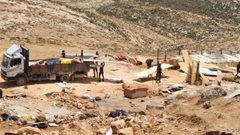 مستوطنون يجبرون عائلة على الرحيل من قرية العوجا شمال أريحا