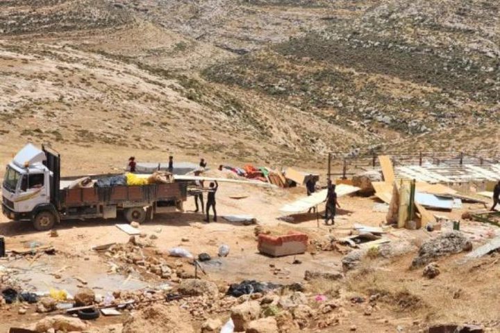 مستوطنون يجبرون عائلة على الرحيل من قرية العوجا شمال أريحا