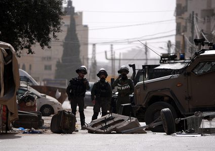 الاحتلال يعتقل 13 شابا من بلدة عزون شرق قلقيلية