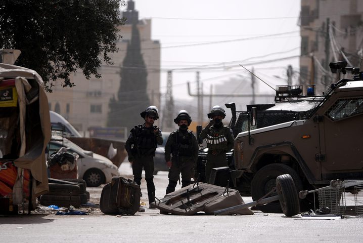 الاحتلال يعتقل 13 شابا من بلدة عزون شرق قلقيلية