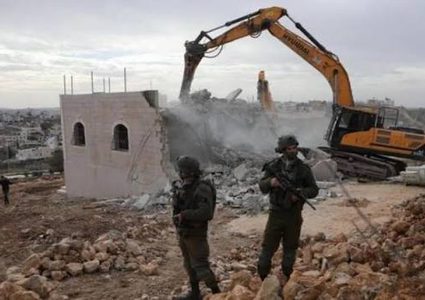 الاحتلال يجبر مواطنا على هدم منشأته الصناعية جنوب قلقيلية