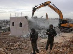 الاحتلال يجبر مواطنا على هدم منشأته الصناعية جنوب قلقيلية