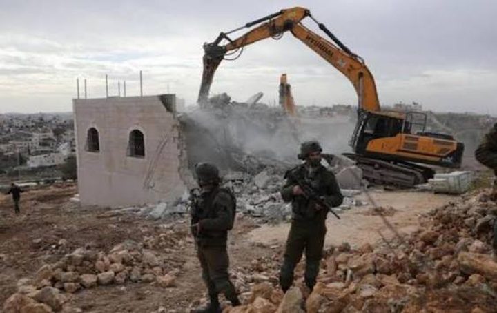 الاحتلال يجبر مواطنا على هدم منشأته الصناعية جنوب قلقيلية