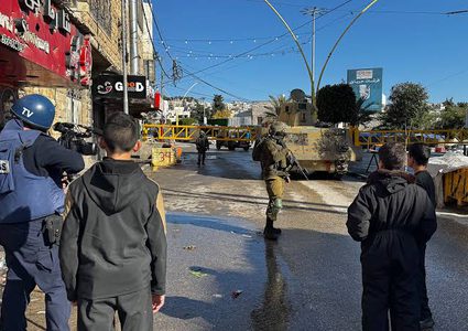 الخليل: الاحتلال ينقل المكعبات الاسمنتية لتوسعة حاجزه عند مدخل شارع الشهداء