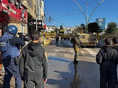 الخليل: الاحتلال ينقل المكعبات الاسمنتية لتوسعة حاجزه عند مدخل شارع الشهداء