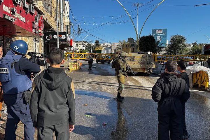 الخليل: الاحتلال ينقل المكعبات الاسمنتية لتوسعة حاجزه عند مدخل شارع الشهداء