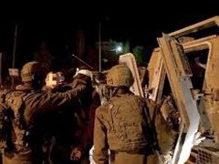 الاحتلال يعتقل شابين ويعتدي على آخر بعد صدم مركبتهم في خرسا جنوب الخليل