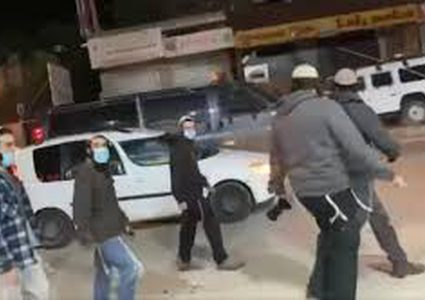 مستوطنون يهاجمون مركبات المواطنين شمال شرق رام الله