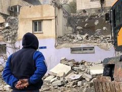 الاحتلال يجبر مقدسيا على هدم منزله في جبل المكبر