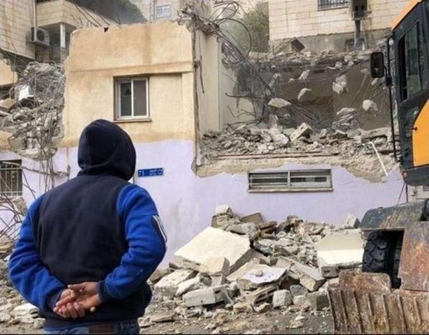 الاحتلال يجبر مقدسيا على هدم منزله في جبل المكبر