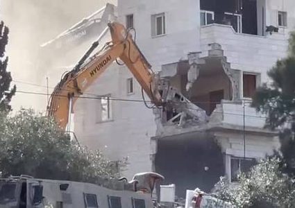 الاحتلال يهدم منزلا مكونا من 3 طوابق بترقوميا..واصابة 4 مواطنين بالاختناق