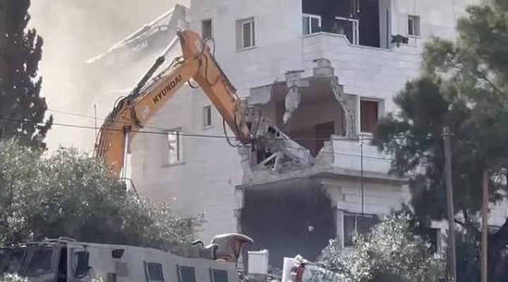الاحتلال يهدم منزلا مكونا من 3 طوابق بترقوميا..واصابة 4 مواطنين بالاختناق