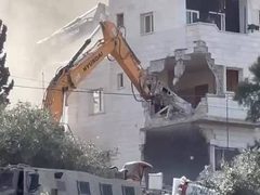 الاحتلال يهدم منزلا مكونا من 3 طوابق بترقوميا..واصابة 4 مواطنين بالاختناق