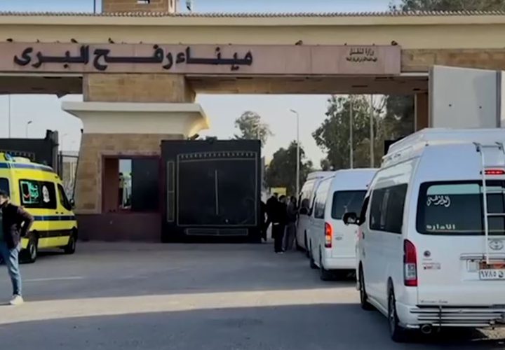 إعادة فتح المعبر الرئيسي لغزة في رفح، بعد إغلاق دام أكثر من عام ونصف، بما في ذلك سيارات الإسعاف وشاحنات المساعدات المتجهة لدعم المدنيين الفلسطينيين، في خطوة تم تنسيقها مع مصر والاتحاد الأوروبي، وسط أجواء من الترقب لدى السكان والسلطات المحلية.