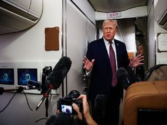 ترامب: محادثات جادة مع إيران.. وسفن حربية كبيرة تبحر باتجاهها