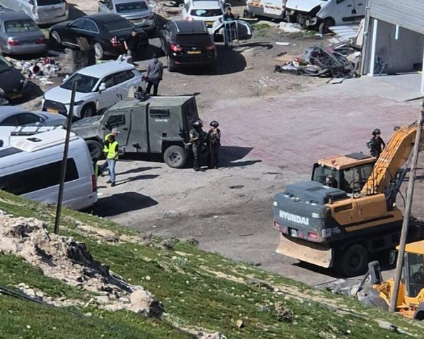 الاحتلال يهدم منشآت تجارية شرق القدس