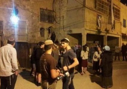 مستوطنون يهاجمون منازل في السموع ويصيبون مواطنين