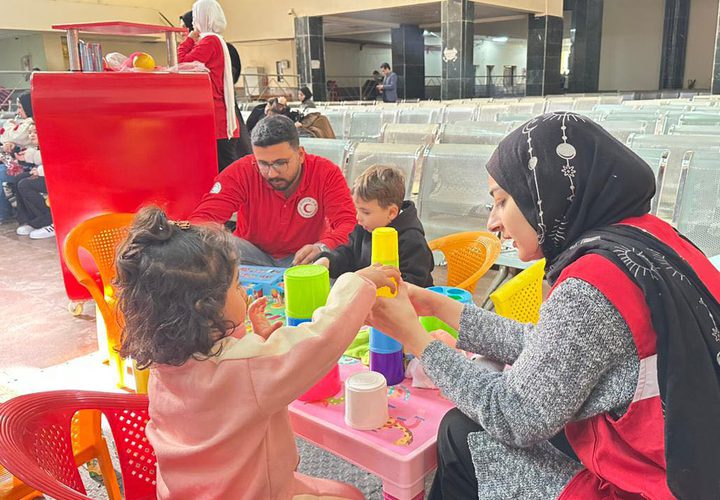 الهلال الأحمر المصري يقدّم مساعدات للعائدين إلى غزة عبر رفح