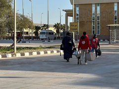 الهلال الأحمر المصري يقدّم مساعدات للعائدين إلى غزة عبر رفح