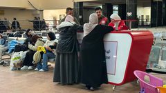 الهلال الأحمر المصري يقدّم مساعدات للعائدين إلى غزة عبر رفح