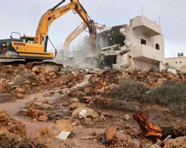 الاحتلال يهدم منزلا ويجرف منشأة زراعية في بيت أمر شمال الخليل