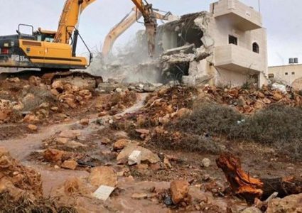 الاحتلال يهدم منزلا ويجرف منشأة زراعية في بيت أمر شمال الخليل