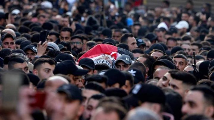 تشييع جثمان الشهيد عمر منيعة إلى مثواه الأخير في مدينة قلقيلية