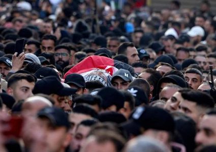 تشييع جثمان الشهيد عمر منيعة إلى مثواه الأخير في مدينة قلقيلية