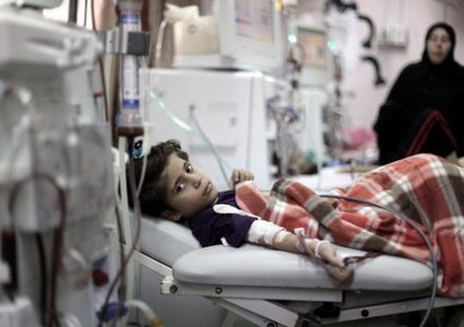 مستوطنون يعتدون على طفل والاحتلال يعتقل مسنا في مسافر يطا