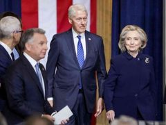 وثائق إبستين.. هيلاري وبيل كلينتون سيدليان بشهادتيهما أمام الكونغرس