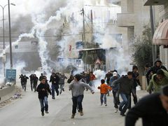 قوات الاحتلال تعتدي على طلبة مدارس الخضر جنوب بيت لحم