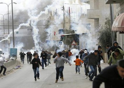 قوات الاحتلال تعتدي على طلبة مدارس الخضر جنوب بيت لحم