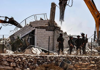 قوات الاحتلال تهدم منزلًا ومغارة في بلدة بيت أمر شمال الخليل