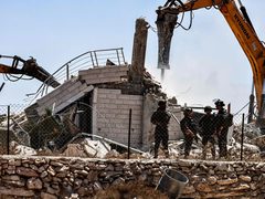 قوات الاحتلال تهدم منزلًا ومغارة في بلدة بيت أمر شمال الخليل