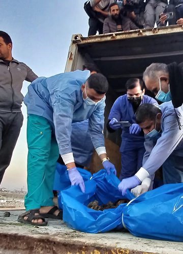 الاحتلال يسلم جثامين 54 شهيدا من قطاع غزة