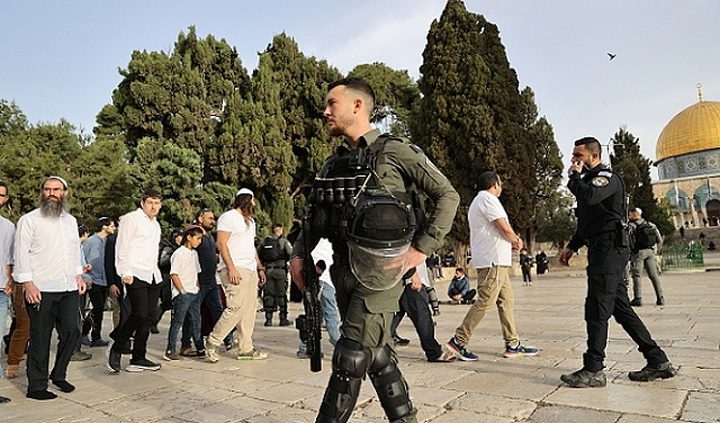 مستوطنون يقتحمون الأقصى ويؤدّون طقوسًا تلمودية في باحاته