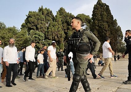 مستوطنون يقتحمون الأقصى ويؤدّون طقوسًا تلمودية في باحاته