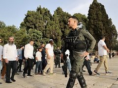 مستوطنون يقتحمون الأقصى ويؤدّون طقوسًا تلمودية في باحاته