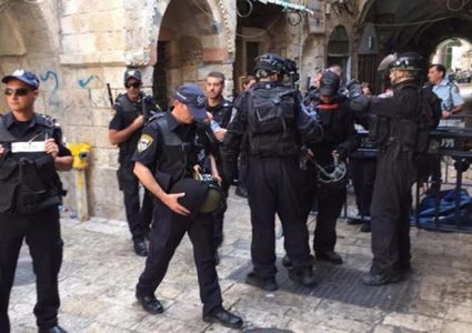 الاحتلال يعتقل أحد حراس المسجد الأقصى