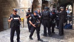 الاحتلال يعتقل أحد حراس المسجد الأقصى