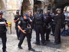 الاحتلال يعتقل أحد حراس المسجد الأقصى