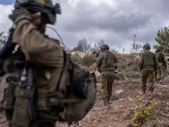 اتهام 12 إسرائيليًا بينهم جنود بتهريب بضائع لغزة وتمويل حماس خلال الحرب