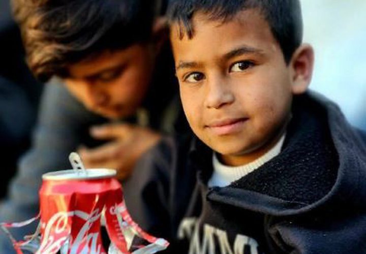 أطفال في مخيمات النزوح بقطاع غزة يصنعون فوانيس رمضان من علب المشروبات الفارغة، في محاولة لخلق أجواء من الفرح مع اقتراب شهر رمضان المُبارك.